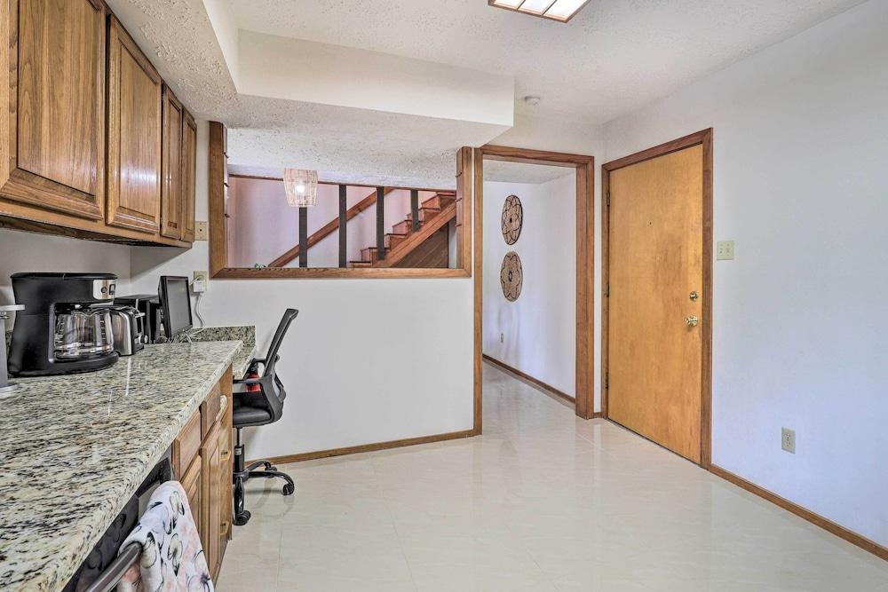 Bryan Home w/ Deck & Yard ~ 4 Mi to Texas A & M!