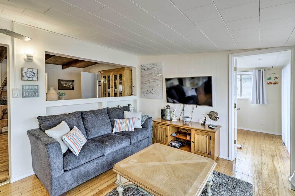 Riverfront Deck + Fire Pit: Hot Springs Retreat!