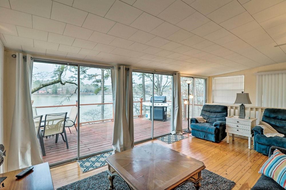 Riverfront Deck + Fire Pit: Hot Springs Retreat!