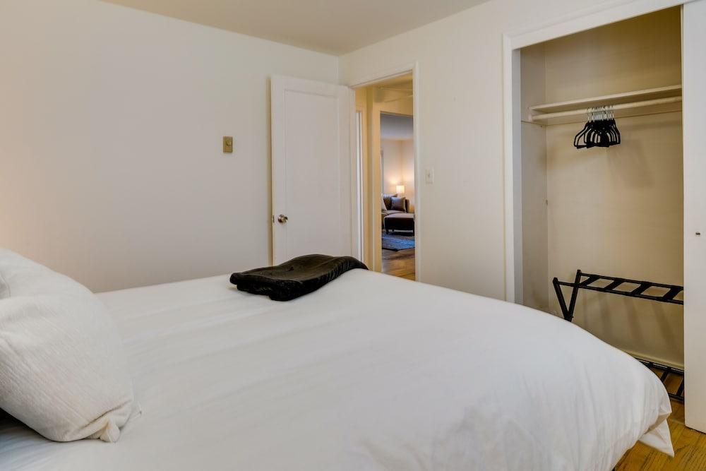 Downtown Kirkland Rental: Steps to Lake Washington