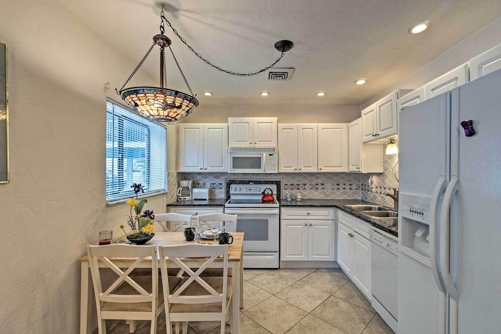 Updated Apartment Walking Distance to Venice Beach