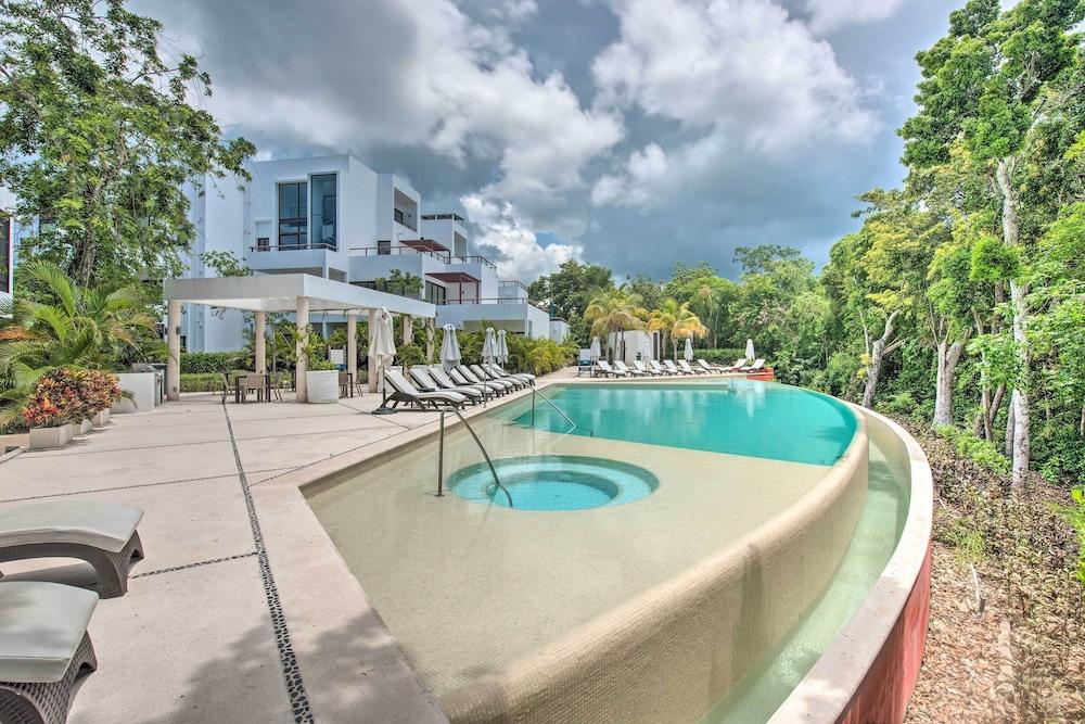 Penthouse w/ Infinity Pool & Golf Course in Akumal
