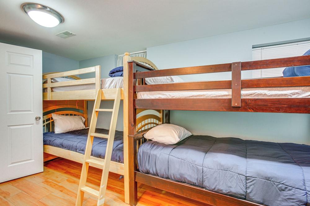 5 Mi to Mt Holiday: Spacious Home w/ Lake Views