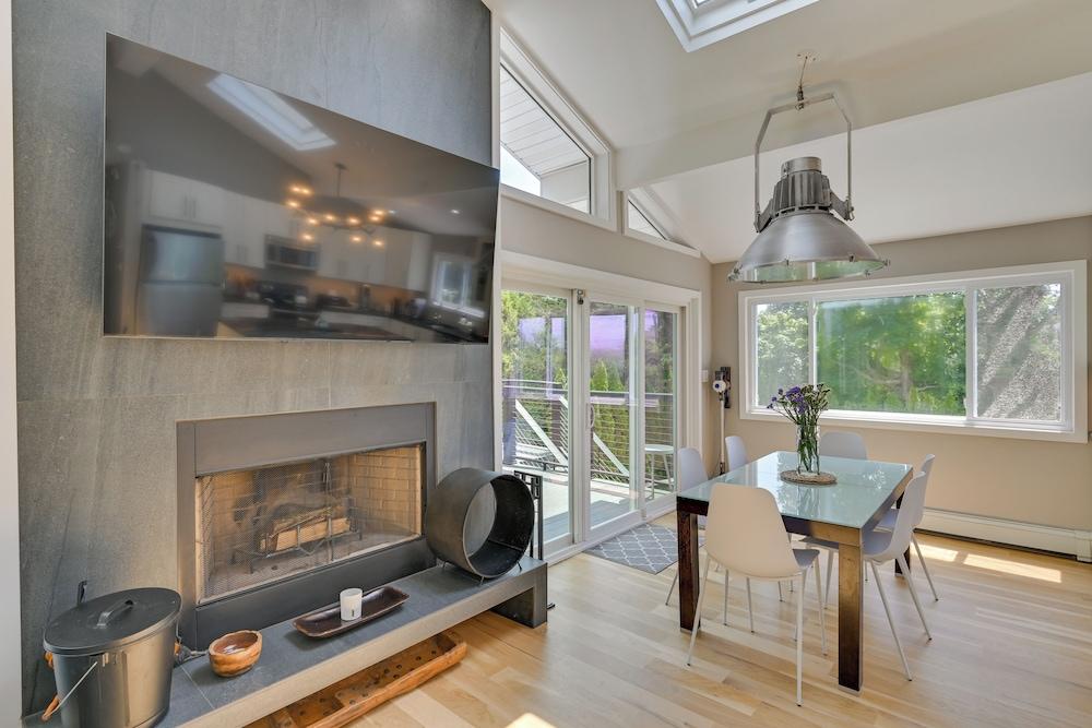 Alluring Hampton Bays Hideaway < 2 Mi to Beach!