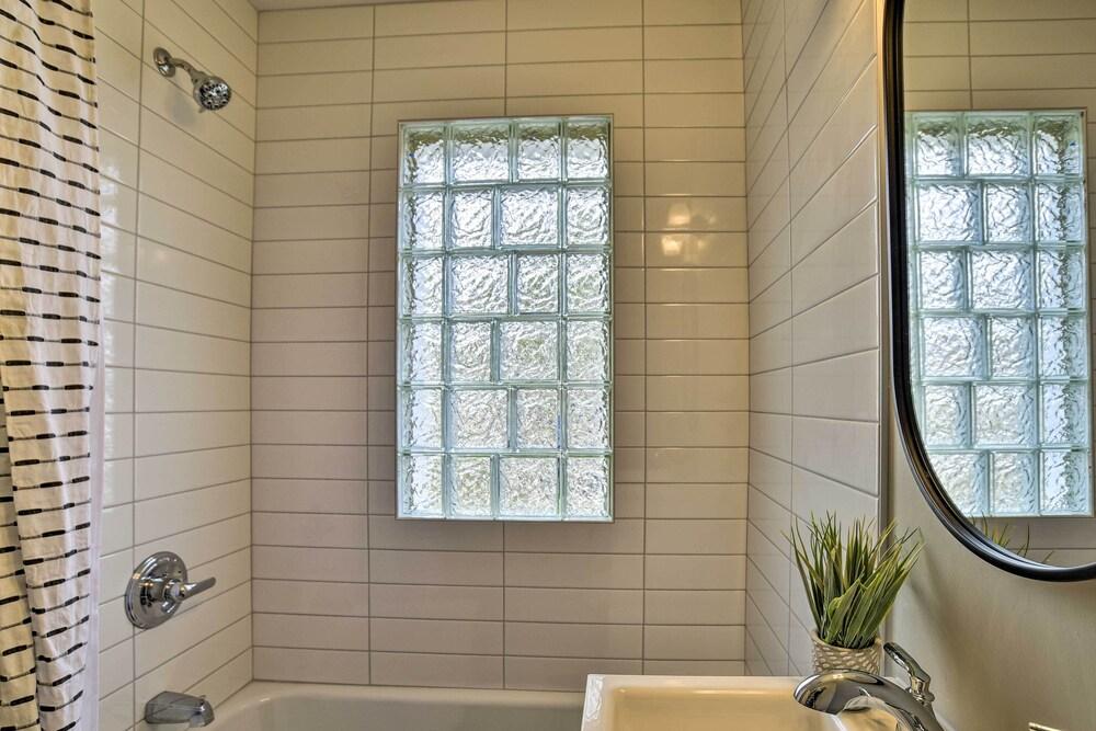 Cozy Home: Wifi, Parking, 5 Mi to Dtwn Mpls!