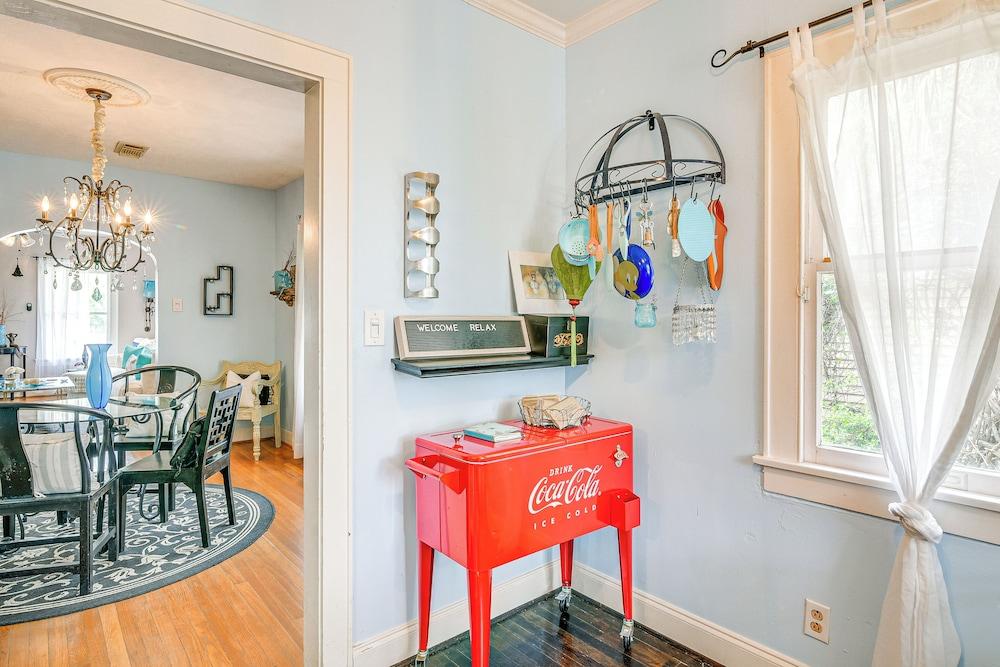 Pet-friendly Galveston Bungalow, 1/2 Mi to Beach!