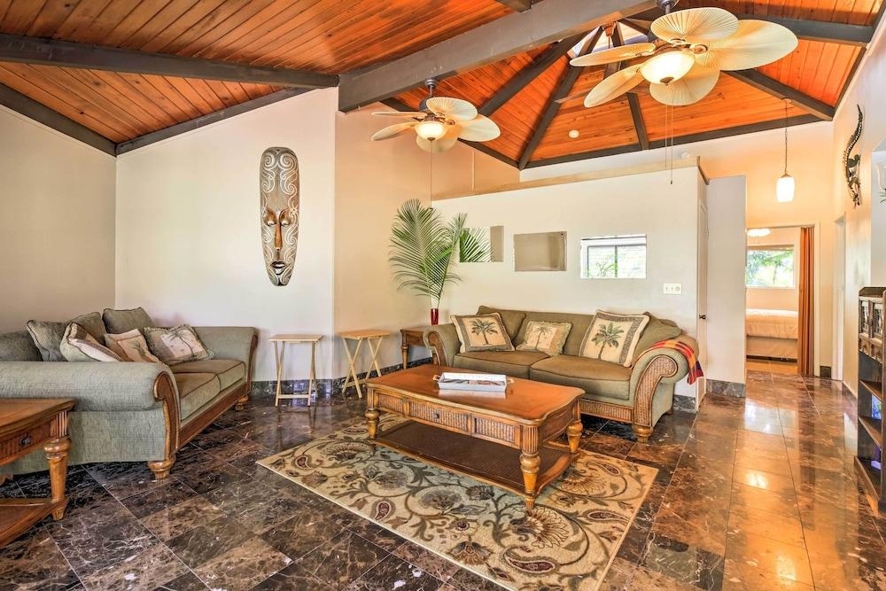 Kailua-kona Home w/ Tropical Bar: Walk to Beach!