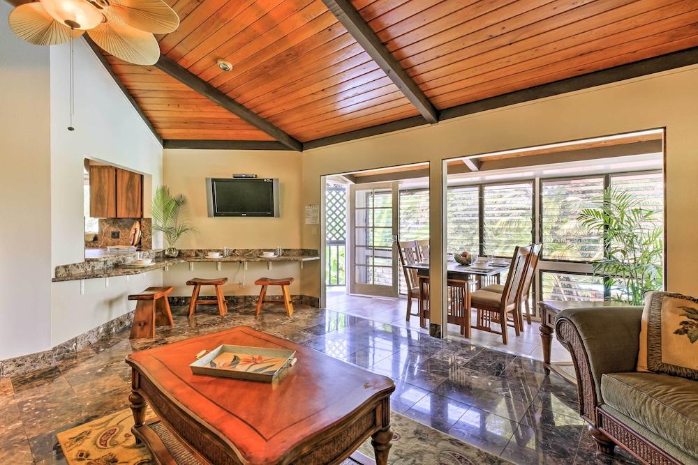 Kailua-kona Home w/ Tropical Bar: Walk to Beach!