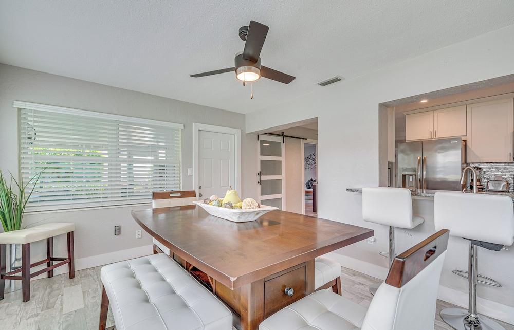 Dock, Kayaks & Bicycles: Crystal River Getaway!