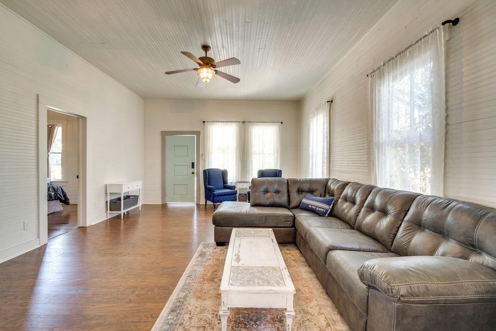 Charming 100-year-old Home < 1 Mi to Downtown