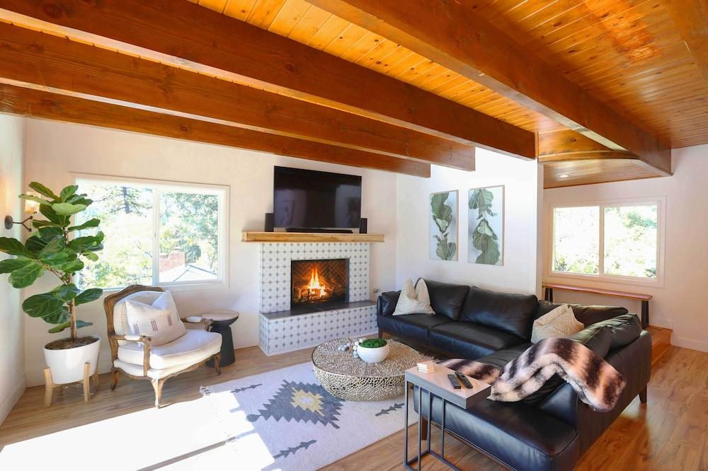 Picturesque Cabin: 2 Balconies, Walk to Lake!