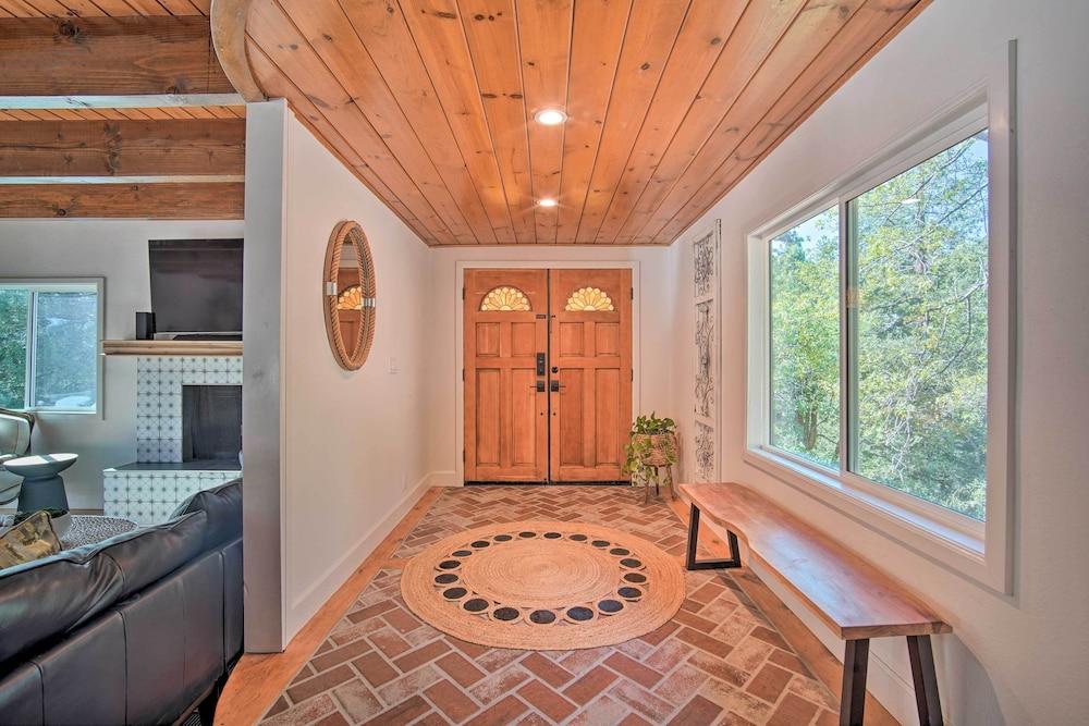 Picturesque Cabin: 2 Balconies, Walk to Lake!