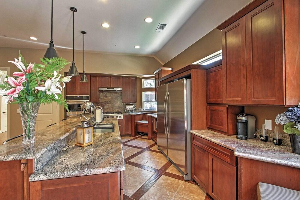 Roomy Home w/ Deck, 5 Mi to Lake Arrowhead Village