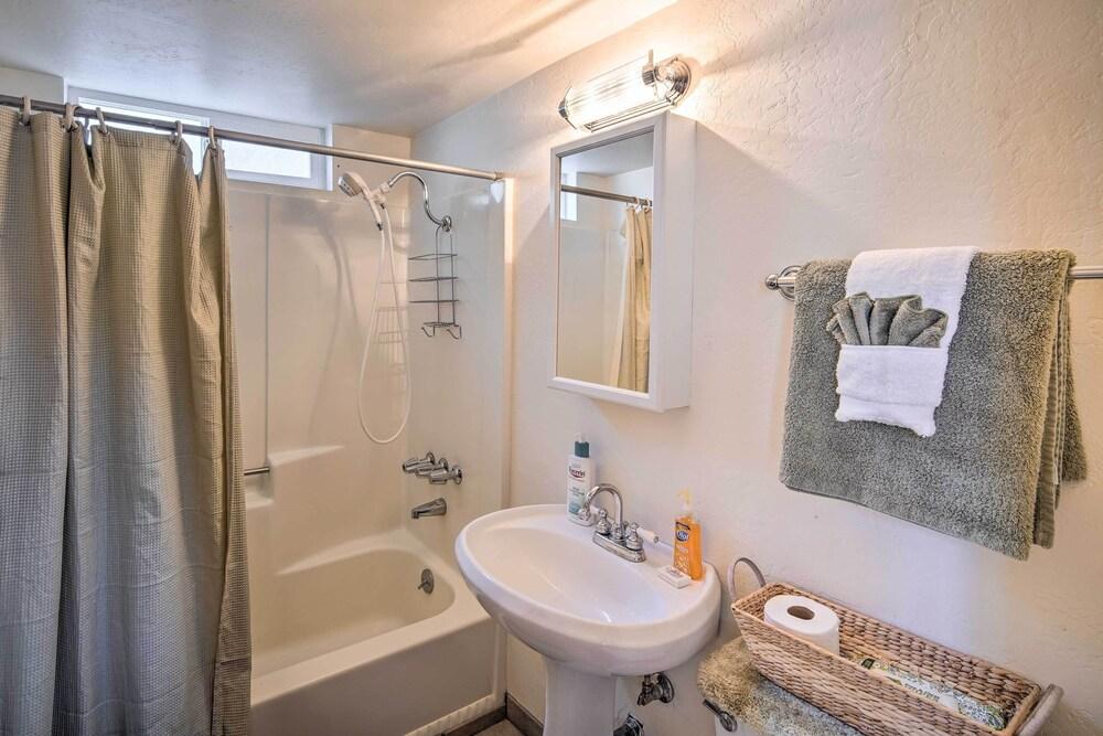 5 Mi to Snow Summit: Cabin w/ Deck & Fireplace