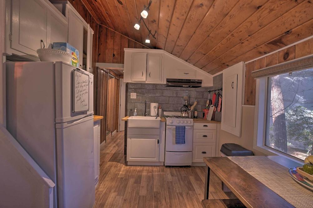 Cozy, Pet-friendly Mtn Cabin: 1 Mi to Lake Gregory
