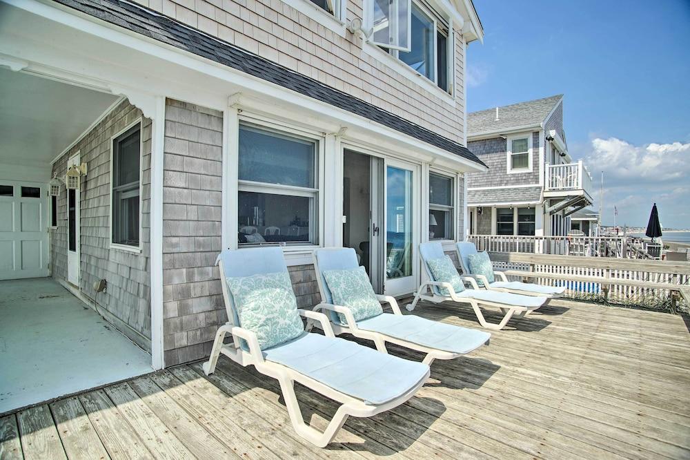 2 Decks + Beach Access: Oceanfront Getaway!