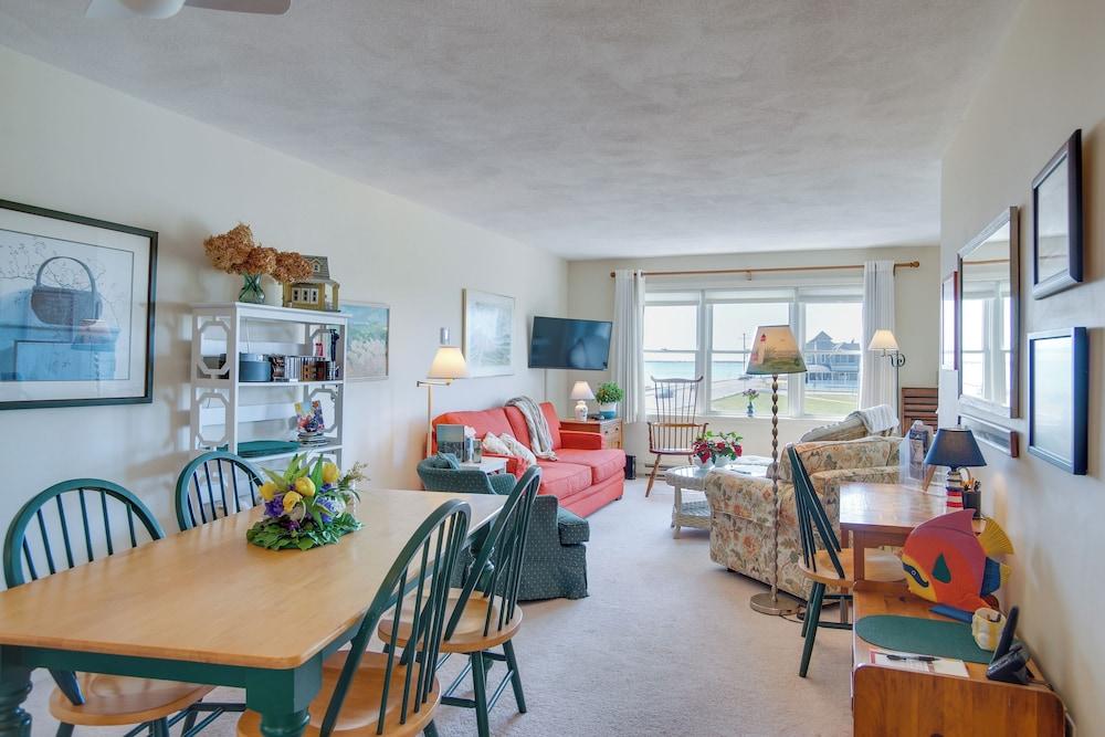 Breezy Oak Bluffs Condo - Steps to Inkwell Beach!
