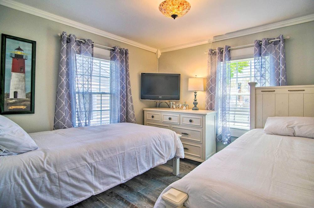 Wareham Cottage w/ Deck, Walk to Swift's Beach