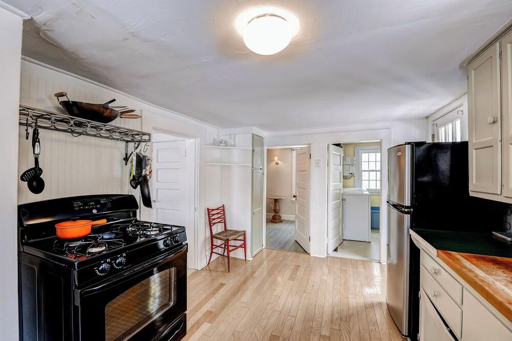 Ipswich Cottage: Beautiful Views, 5 Mins to Beach