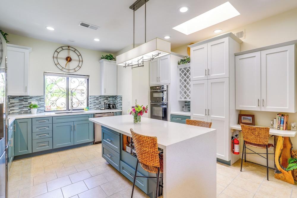 Resort Pools + Golf: Palm Springs Condo!