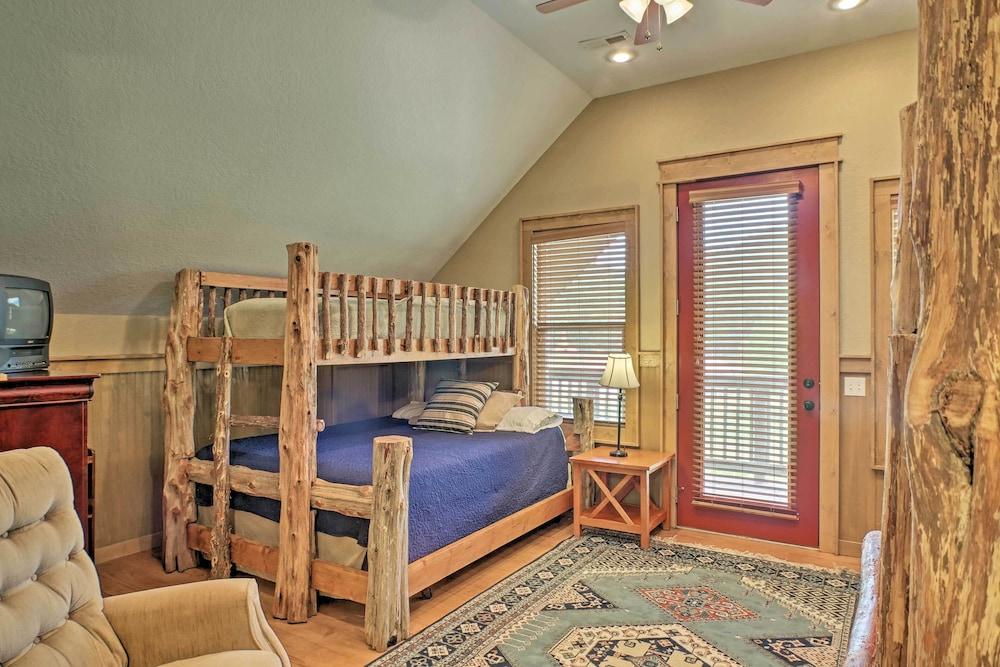 Guntersville Cabin w/ Fire Pit & Covered Porch