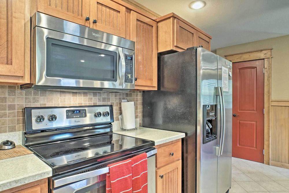 Guntersville Cabin w/ Fire Pit & Covered Porch