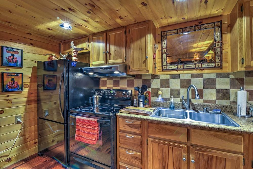 Celo Cabin w/ Deck in Pisgah National Forest