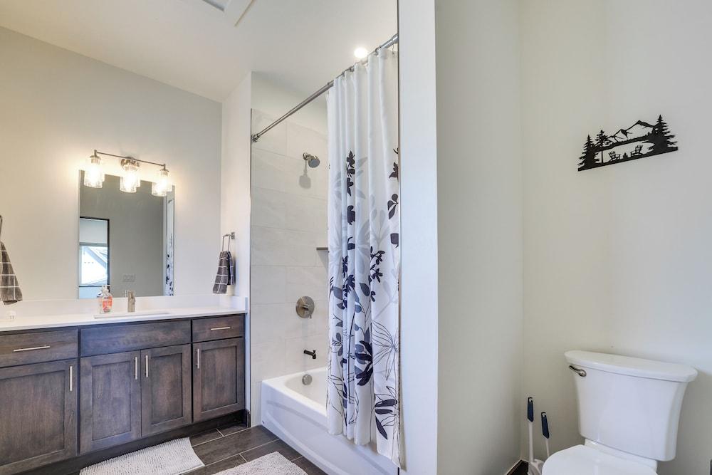 Hike, Ski, Golf, & Fish: Silverthorne Townhome!