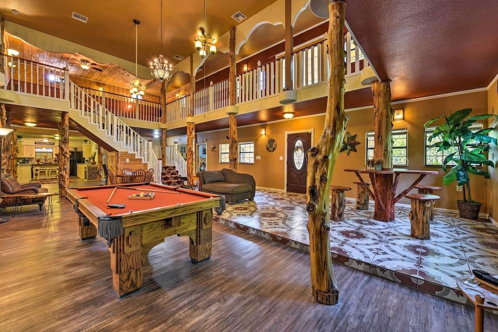 Spacious Conroe Home w/ Foosball & Pool Table!