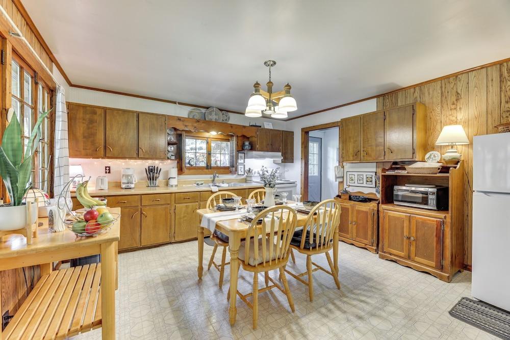 Charming Parsons Cabin w/ Grill on the Cheat River