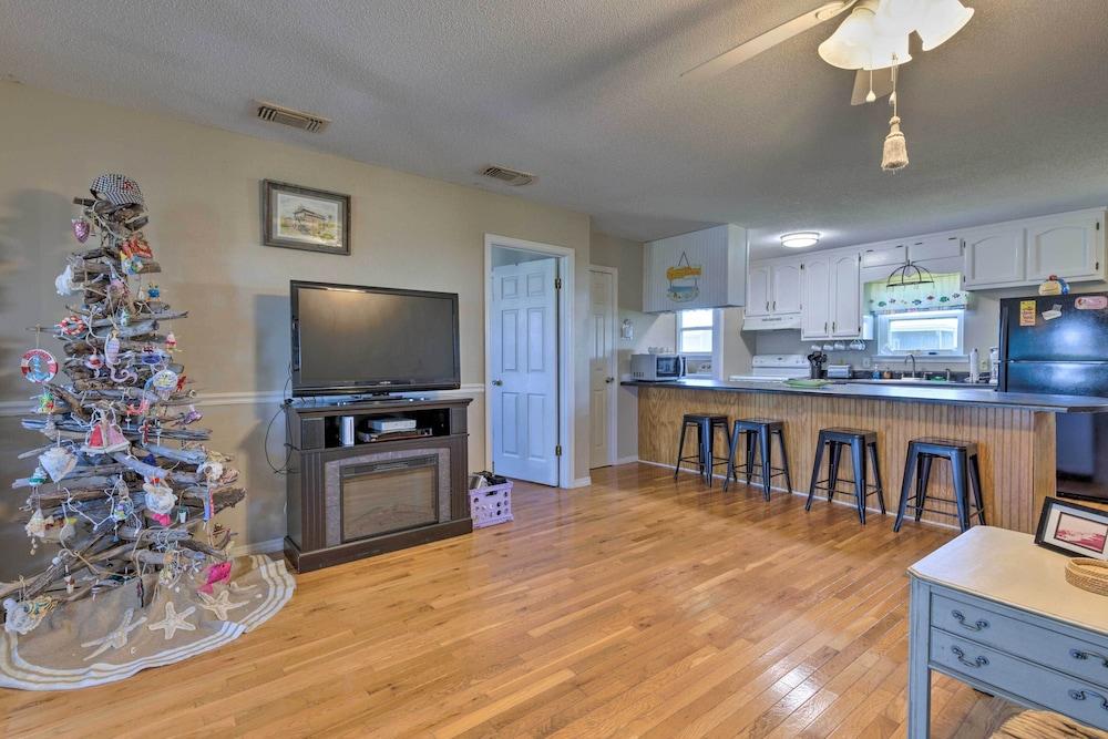 Lovely Dauphin Island Cottage w/ Deck & Gulf Views