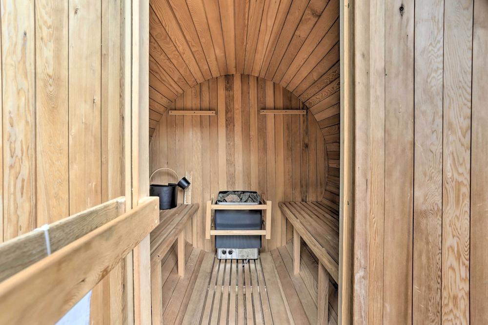 Large Yard + Games: Edgewater Escape in Paupack!