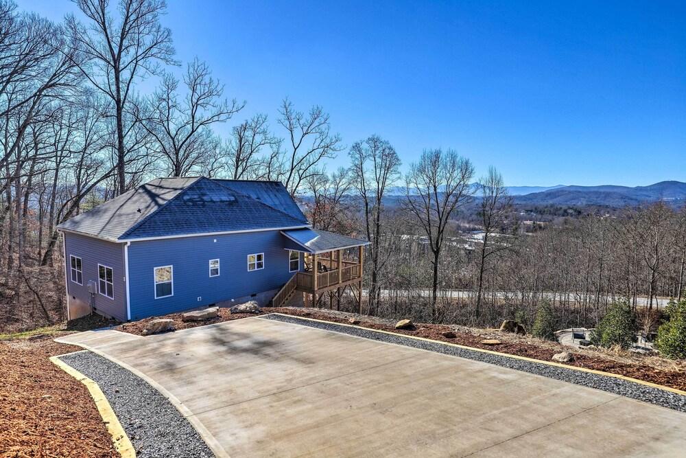 Charming Retreat w/ Mtn Views: Walkable Location!