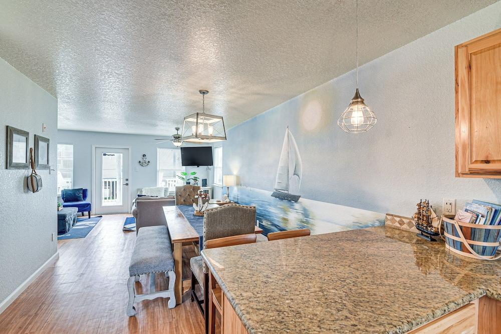 Walk to Shore & Eats: Surfside Beach Gem w/ Deck