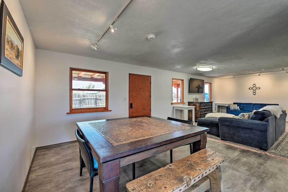 Chic Studio w/ Grill - 25 Mins to Taos Ski Valley!