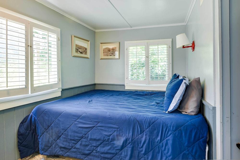 Walk to Beach: Catalina Gem w/ Deck!