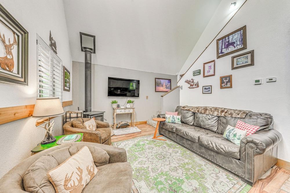 Quaint Cloudcroft Cabin w/ Stunning Forest Views!