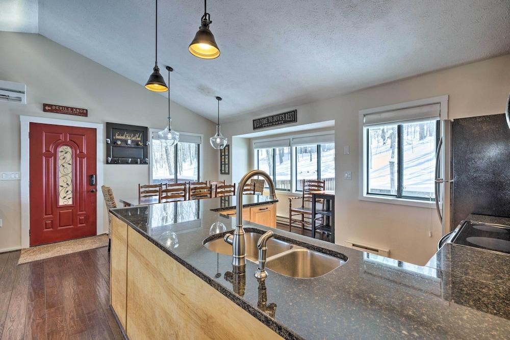 Bright Wintergreen Resort Home; Deck & Grill!