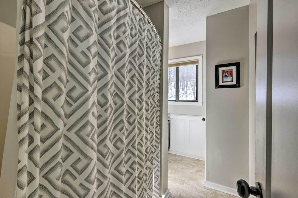 Bright Wintergreen Resort Home; Deck & Grill!