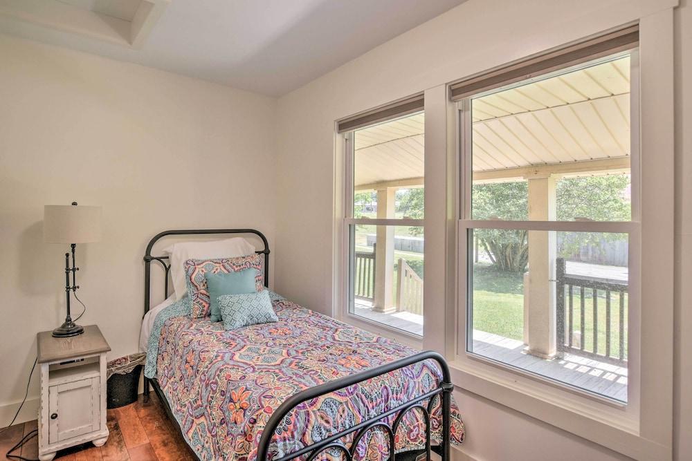 Cozy Cottage: Yard + Deck, Walk to Downtown!