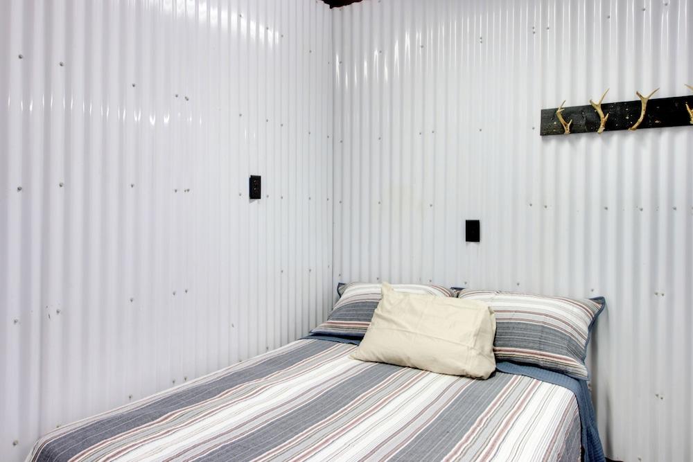 Quaint Ironton Getaway w/ Fire Pit, Gas Grill!