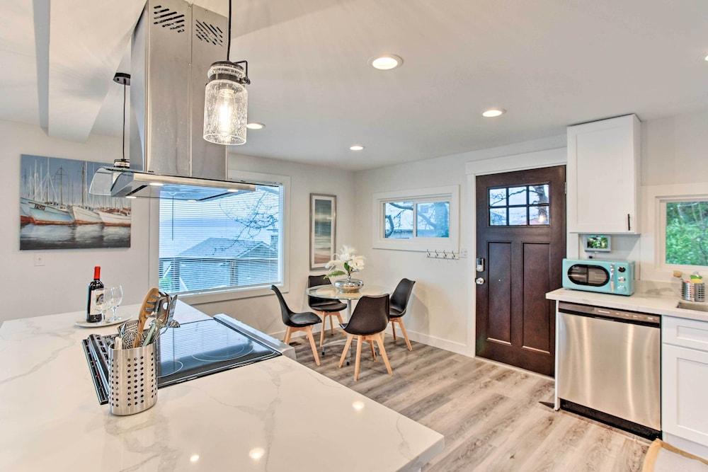 Tacoma 'dash Point Beach Cabin' w/ Balcony!