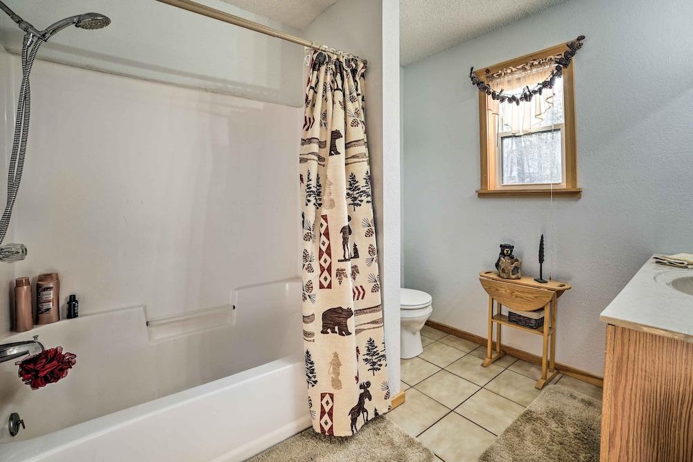 Secluded Lost Lake Cottage w/ Spacious Loft!