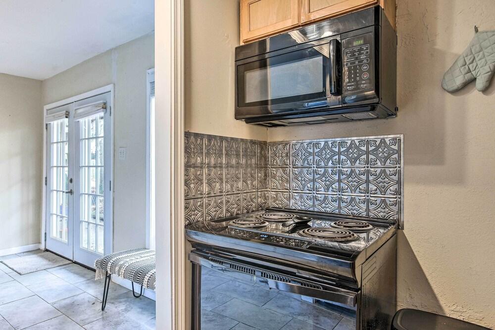 Walk to Coast: Galveston Bay Retreat w/ Grill