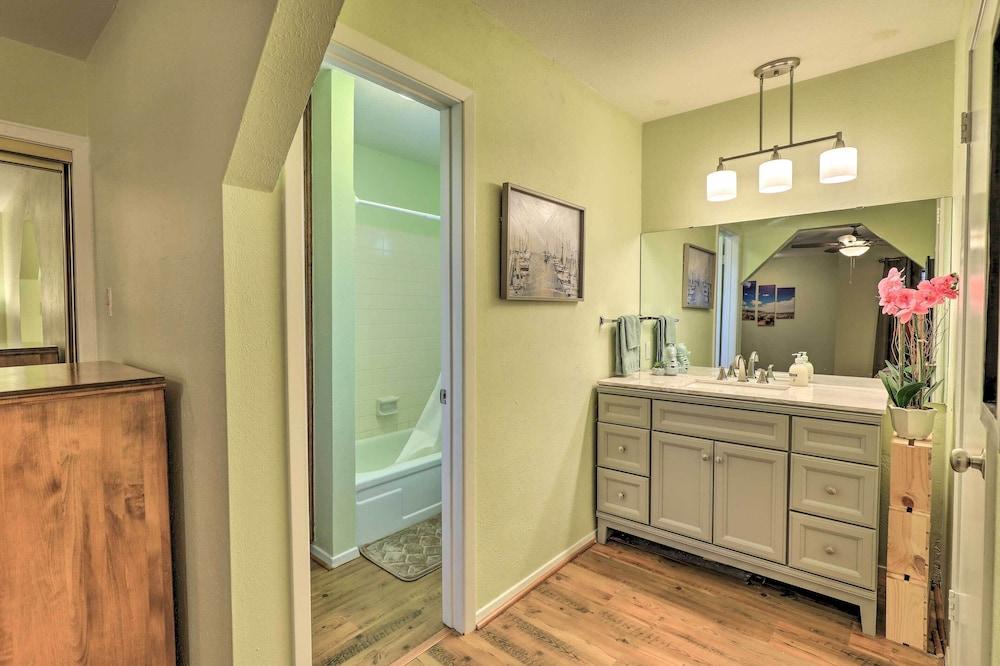 Granbury Getaway w/ Lake Views: 2 Mi to Downtown!