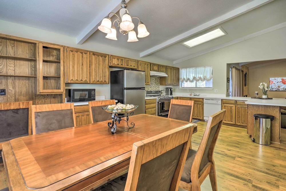 Granbury Getaway w/ Lake Views: 2 Mi to Downtown!