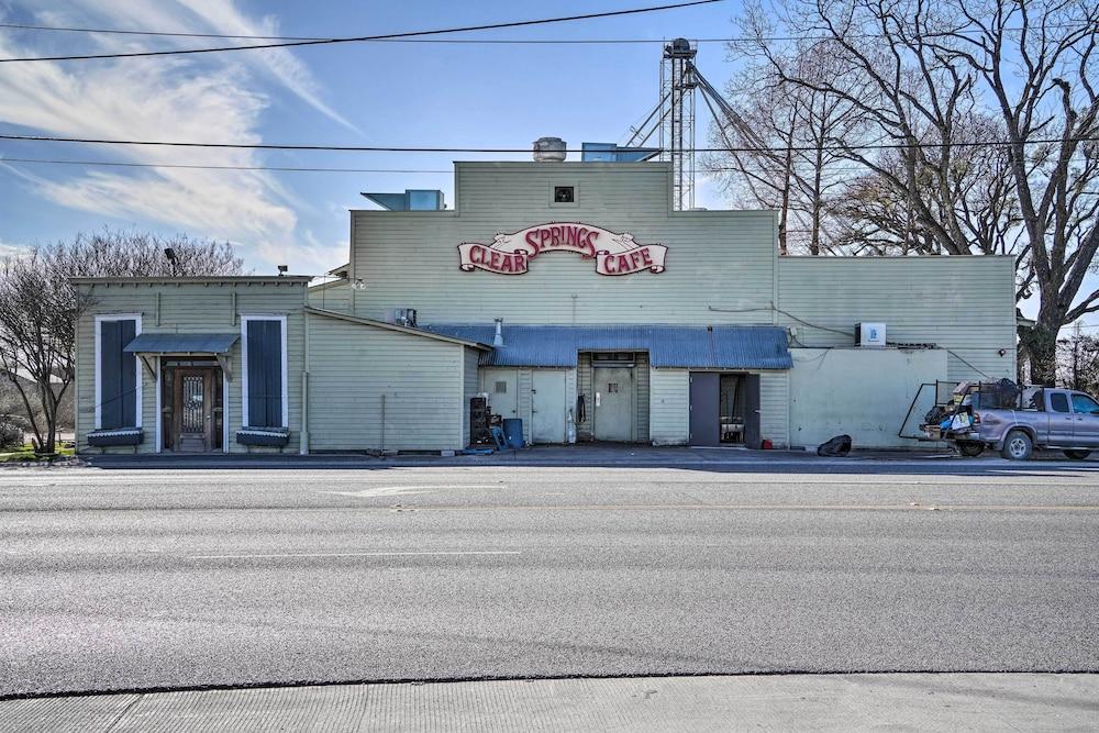 Waterfront Lake Dunlap Studio Cabin w/ Dock