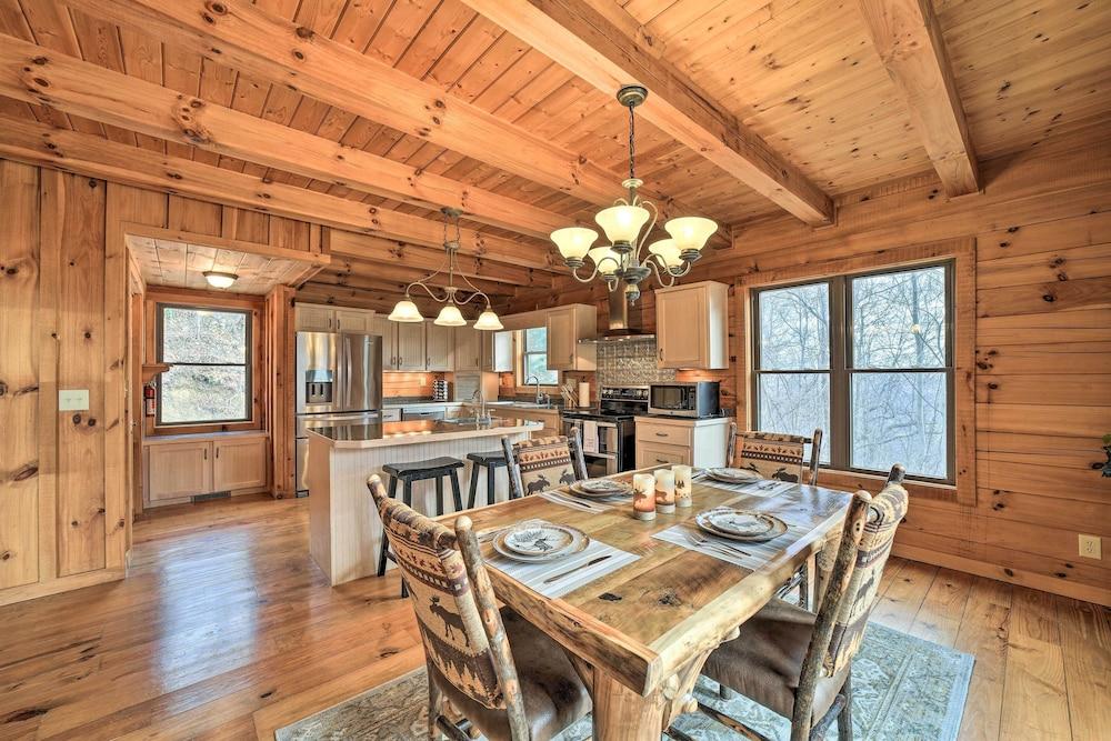 Decks & Mountain Views: Waynesville Getaway!