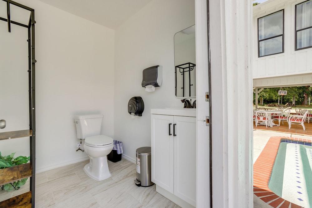Private Pool: Spacious & Secluded Magnolia Cottage