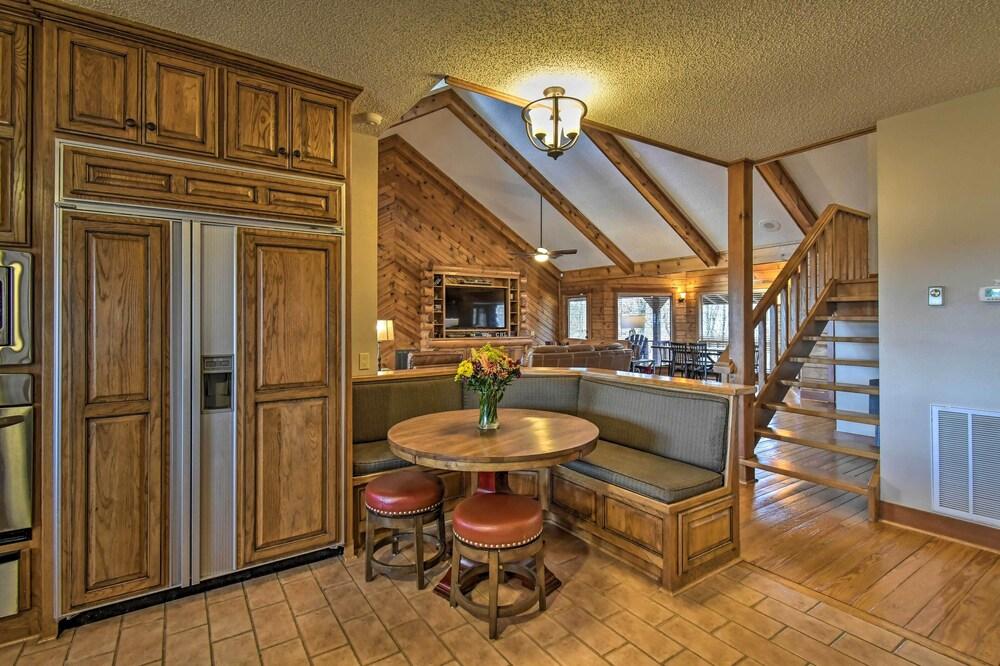 Hot Tub, Grill: Hilltop Log Cabin in Hot Springs!